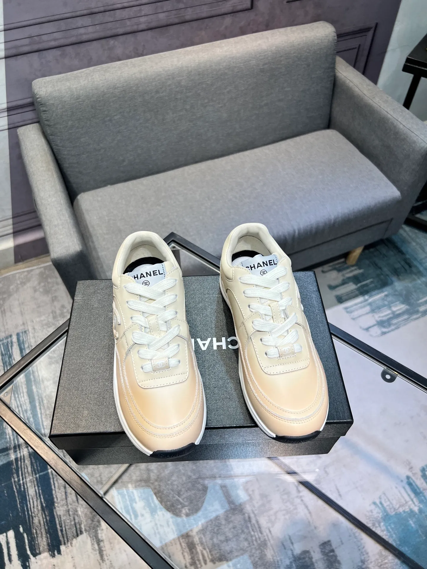 Men's men's shoes 💰660 Exclusive real shot (top version) CHANEL Chanel 2025ss color matching thick-soled casual sports shoes and sneakers. The counter is synchronized. The counter is very popular. A shoe that is very difficult to buy. The most popular thick-soled panda shoes on the Internet. It can be imagined that Xiaoxiang control can't miss it. It has both good looks and comfort. Simple and versatile white shoes. The thick sole increases the height and is super versatile. Close your eyes and wear it. Whoever wears it will look better. Upper: calfskin Lining: imported sheepskin lining Outsole: TPU original outsole Size: 35-44 (customized for women 41 and 40, and 45 for men)